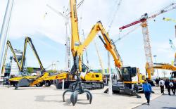 40 2015 04 20 375a liebherr lm 30 litronic with grapple on its stall