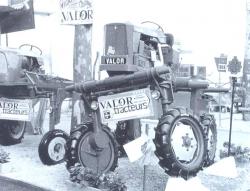 valor-escalator-straddle-tractor-1969.jpg